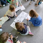 Dzień Ziemi - dzieci na dywanie układają puzzle