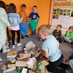 Dzień Ziemi - dzieci segregują odpady
