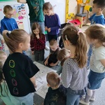 Dzień Ziemi - dzieci na dywanie układają puzzle