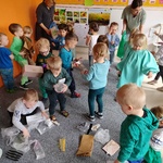 Dzień Ziemi - dzieci segregują odpady