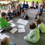 Dzień Ziemi - dzieci na dywanie układają puzzle