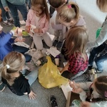 Dzień Ziemi - dzieci segregują odpady