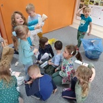 Dzień Ziemi - dzieci segregują odpady
