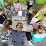 Dzień Ziemi - dzieci na dywanie układają puzzle