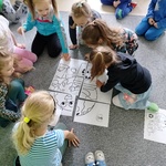 Dzień Ziemi - dzieci na dywanie układają puzzle