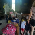 Miodowi Skauci- dzieci oglądają kozę