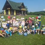 Miodowi Skauci- dzieci z grupy Pszczółki przed siedzibą skautów
