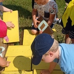 Miodowi Skauci- dzieci układają drewniane puzzle