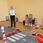 Bezpieczni na drodze- dzieci ćwiczą przechodzenie przez przejście dla pieszych