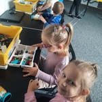 Wycieczka do sali zabaw z klockami Lego- dzieci budują z klocków Lego