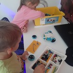 Wycieczka do sali zabaw z klockami Lego- dzieci budują z klocków Lego