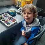 Wycieczka do sali zabaw z klockami Lego- dziecko buduje z klocków Lego