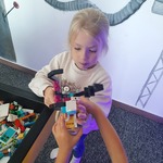 Wycieczka do sali zabaw z klockami Lego- dziecko buduje z klocków Lego