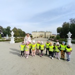 dzieci spacerują po Ogrodach PałacuBranickich.jpg