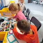 dzieci konstruują swoje pojazdy z klocków.jpg