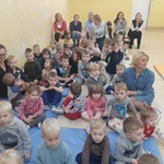 Dzień Edukacji Narodowej - dzieci oglądają występ najstarszych przedszkolaków 