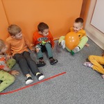 Święto dyni- chłopcy podają sobie balon stopami