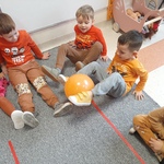 Święto dyni- chłopcy podają sobie balon stopami