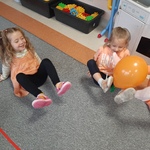 Święto dyni- dziewczynki podają sobie balon stopami