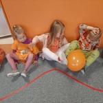 Święto dyni- dzieci podają sobie balon stopami