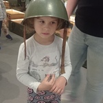 Wycieczka do Muzeum Wojska Polskiego- dziewczynka w hełmie