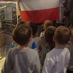 Wycieczka do Muzeum Wojska Polskiego- dzieci oglądają flagę Polski