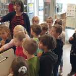 Żabki w Książnicy Podlaskiej- dzieci zwiedzają bibliotekę