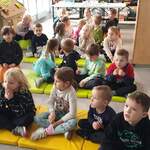 Żabki w Książnicy Podlaskiej- dzieci oglądają prezentacje nt. warzyw