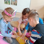 Dzień Postaci z Bajek - dzieci segregują ziarenka grochu i fasoli
