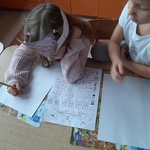 Światowy Dzień Pluszowego Misia- dziewczynki rysują misie