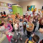 Światowy Dzień Pluszowego Misia- dzieci pokazują swoje misie