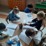 Międzynarodowy Dzień Praw Dziecka- dzieci kolorują książeczkę o prawach dziecka przy stoliku