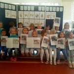 Międzynarodowy Dzień Praw Dziecka- dzieci z książeczkami o prawach dziecka 