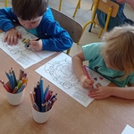 Międzynarodowy Dzień Praw Dziecka- dzieci kolorują obrazki o prawach dziecka przy stoliku