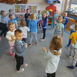 Międzynarodowy Dzień Praw Dziecka- dzieci tańczą na dywanie