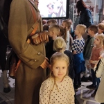 Muzeum Wojska w Białymstoku- dziewczynka obok manekina w mundurze żołnierza