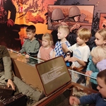 Muzeum Wojska w Białymstoku- dzieci oglądają muzealne eksponaty