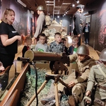 Muzeum Wojska w Białymstoku- dzieci oglądają muzealne eksponaty