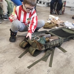 Muzeum Wojska w Białymstoku- dziecko pakuje plecak żołnierski