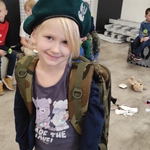 Muzeum Wojska w Białymstoku- dziewczynka w berecie i z plecakiem żołnierskim