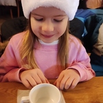 Z wizytą u świętego Mikołaja - dziewczynka przy stole