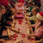 Z wizytą u świętego Mikołaja - dzieci robią pierniczki