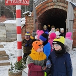 Z wizytą u świętego Mikołaja - dzieci odwiedzają magazyn prezentów