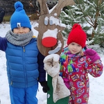 Z wizytą u świętego Mikołaja - dzieci przy reniferze