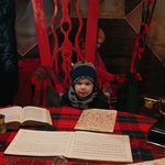 Z wizytą u świętego Mikołaja - dziecko w chatce św. Mikołaja