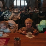 Z wizytą u świętego Mikołaja- dzieci pija zimowa herbatkę