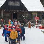 Z wizytą u świętego Mikołaja - dzieci przed chatką Mikołaja