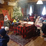 Z wizytą u świętego Mikołaja - dzieci w chatce Mikołaja