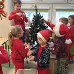 Mikołaj w przedszkolu- dzieci ubierają choinkę 