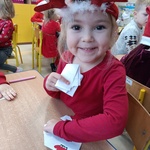 Mikołaj w przedszkolu- dziewczynka przy stoliku